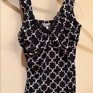 Super cute blouse. Barely worn, excellent condition and super soft.